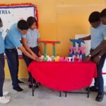 Estudiantes observando las figuras tridimensionales