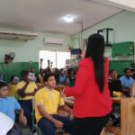 Profesora Yocaira escaneando Tarjetas de Plickers