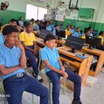 Estudiantes observando video sobre el Pi