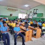 Estudiantes observando video sobre el Pi