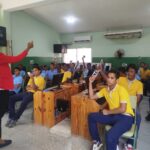 Estudiantes respondiendo a preguntas usando Tarjetas de Plickers